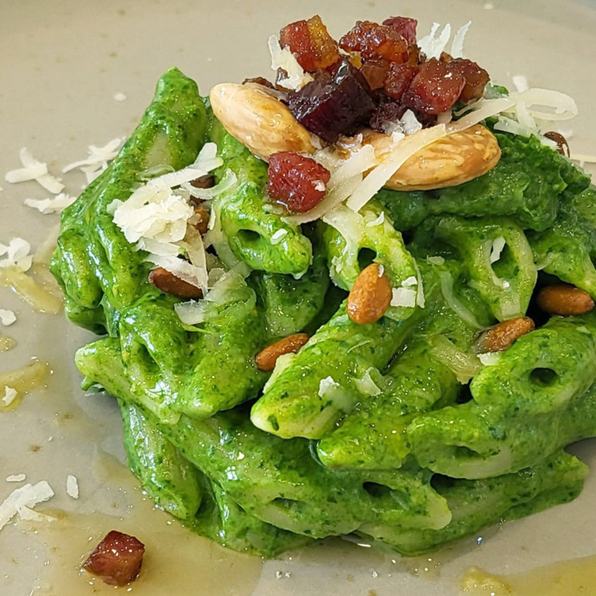 Penne rigate con pancetta glassata e pesto di spinaci